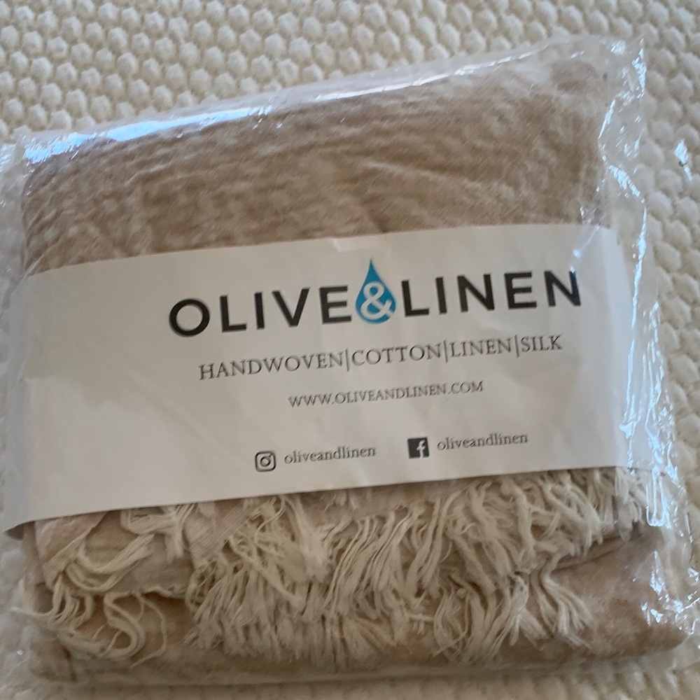 Olive & Linen Pebble Turkish Towel/ Throw. Desert Sand. NWT